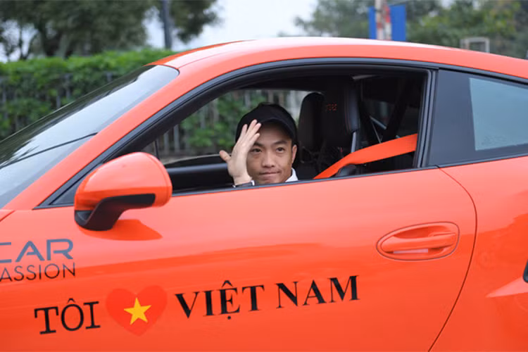 Cường Đô la dẫn đầu hành trình Car &amp; Passion 2018. Anh không lựa chọn cầm lái siêu xe Lamborghini như mọi khi mà là Porsche 911 GT3 RS. Được biết, chiếc xe này khi về Việt Nam có giá khoảng 11 tỷ đồng.
