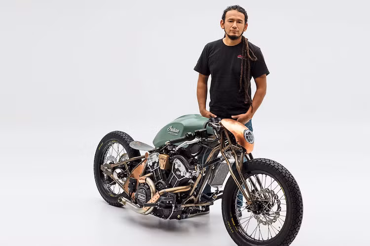 Tác phẩm của Alfredo Juarez được thực hiện trên chiếc cheiecs Scout Bobber. Bản độ hoàn thiện của anh được đánh giá là hoàn hảo và rất chất chơi. Nhờ đó anh được giải thưởng cao nhất với 10.000 USD và lên trang nhất của tờ báo Hot Bike .