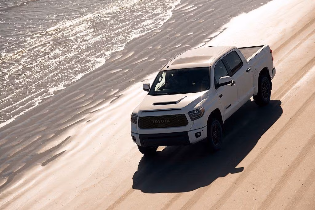 So với bản cũ hiện vẫn đang bán ta trên thị trường thế giới, mẫu xe bán tải Tundra TRD Pro 2019 có giá đắt hơn khá nhiều tới 3.870 USD.
