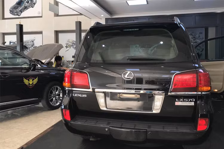 ... và ngay sau đó được hàn bộ phận tương tự lấy từ chiếc SUV hạng sang Lexus LX570 đời mới để mang lại cho xe diện mạo giống nhất.