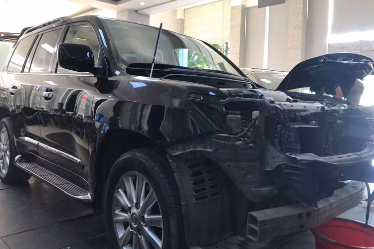 Công việc độ lên đời xe Lexus LX570 2008 thành 2018 do anh Hoàng Lâm chủ cơ sở nâng cấp xe tại Nghj An thực hiện, được biết quá trình làm mới chiếc xe phải mất đến 15 ngày thực hiện. Từ đầu đến đuôi chiếc xe đều được độ mới hoàn toàn.