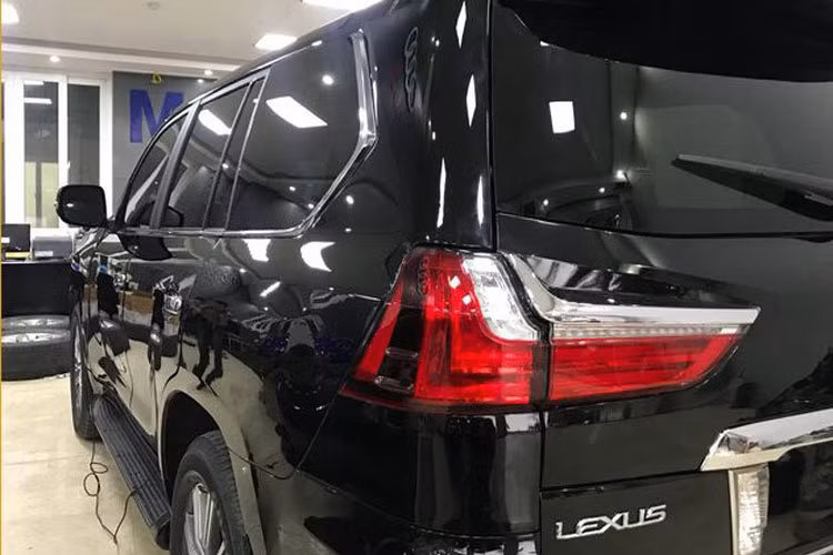 Tiếp đến là đuôi xe cũng được độ triệt để nhất có thể. Cửa sau xe, toàn bộ kính phía sau, hệ thống đèn chiếu sáng đều được thay mới.