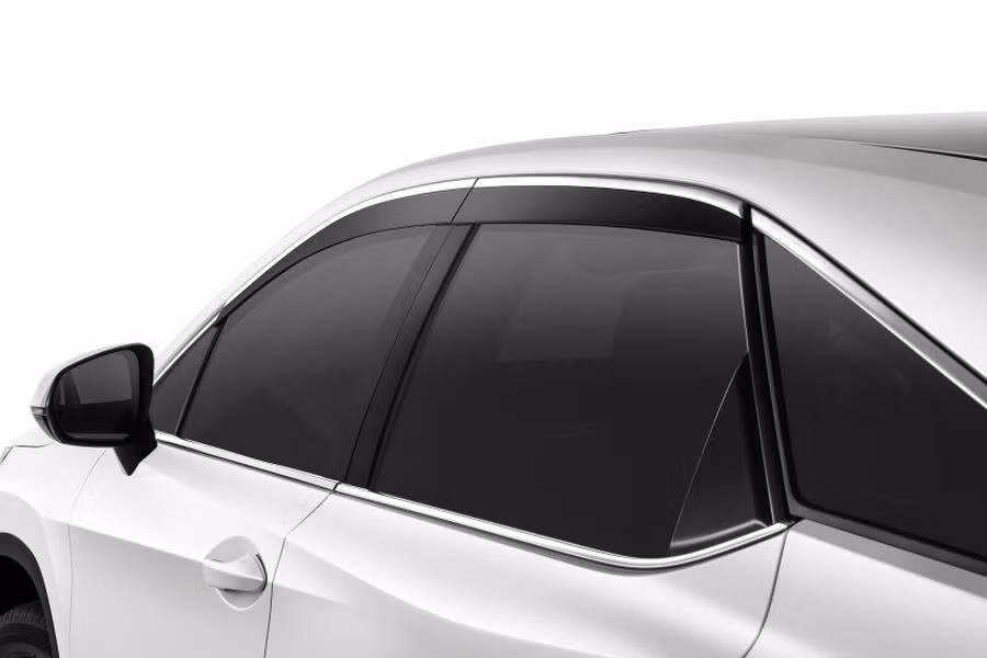 Bộ phụ kiện chính hãng của thương hiệu xe sang Lexus dành cho RX300 này bao gồm cản gió nhỏ đặt thấp phía trước và các đường gờ bên hông để tăng cường bảo vệ cho thân xe.