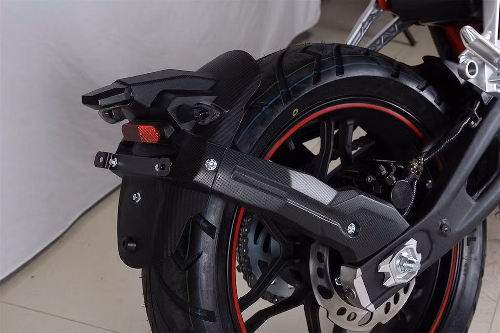 Bánh sau của xe sử dụng lốp bản khá lớn là 150/60/17, và được hãm lại bởi hệ thống phanh đĩa đơn kèm heo 1 piston. Trông có vẻ được làm từ nhôm, tuy nhiên bộ gắp của GP300 trên thực tế sử dụng vật liệu thép.