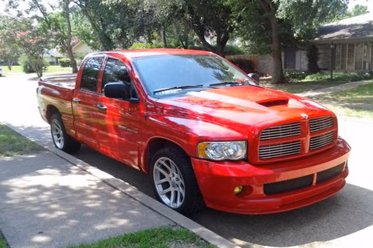 Bán tải Dodge Ram SRT 10 có khối động cơ 8.3l và có công suất 500 mã lực giúp xe tăng tốc từ 0-100km/h trong vòng gần 5s.