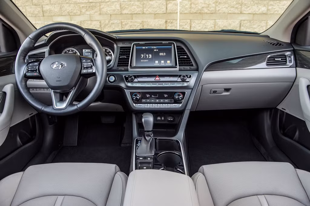 Nội thất Hyundai Sonata mới tiếp tục thu hút khách hàng trẻ với hàng loạt những trang bị tiện nghi cao cấp. Điểm làm mới thiết kế cho Sonata đến từ các chất liệu da cao cấp và ốp gỗ trên xe.