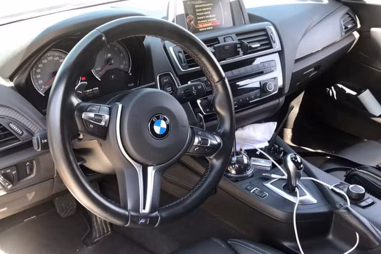 Bên trong xe trang bị đầy đủ màn hình giải trí, hệ thống loa Harman Kardon, ghế ngồi bọc da với đường chỉ màu xanh dương, cửa xe được ốp carbon và Alcantara, đèn LED Ambient bên trong nội thất có màu cam, vô-lăng thể thao,...
