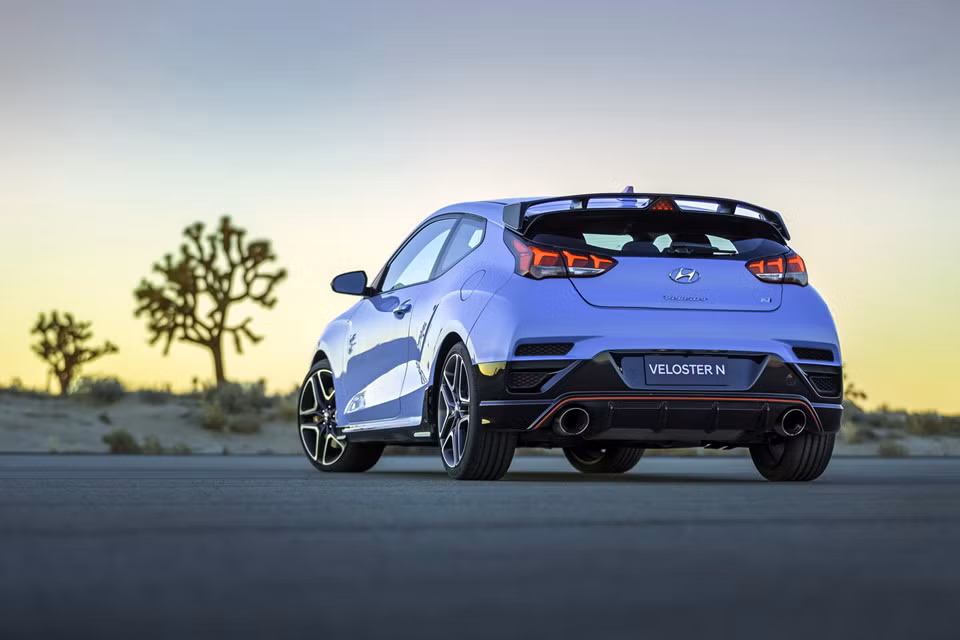 Hyundai Veloster N 2019 được xem là đối thủ cạnh tranh trực tiếp với các mẫu xe hiệu suất cao như Honda Civic Type R, Volkswagen Golf GTI và Subaru WRX STI.