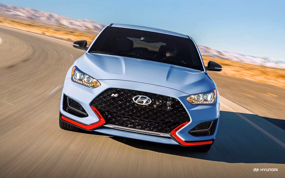 Ngoài mức giá xe Hyundai Veloster N từ 27.785 USD (khoảng 645,7 triệu đồng) tại thị trường Mỹ, trang CarsDirect còn đưa ra gói cho thuê trong 3 năm. Khách hàng chỉ cần đặt cọc số tiền 2.299 USD (khoảng 53,4 triệu) khi ký hợp đồng và thanh toán 429 USD (khoảng 10 triệu) mỗi tháng sau đó. Gói này dành cho nhưng ai không đủ tiền mua hẳn xe.