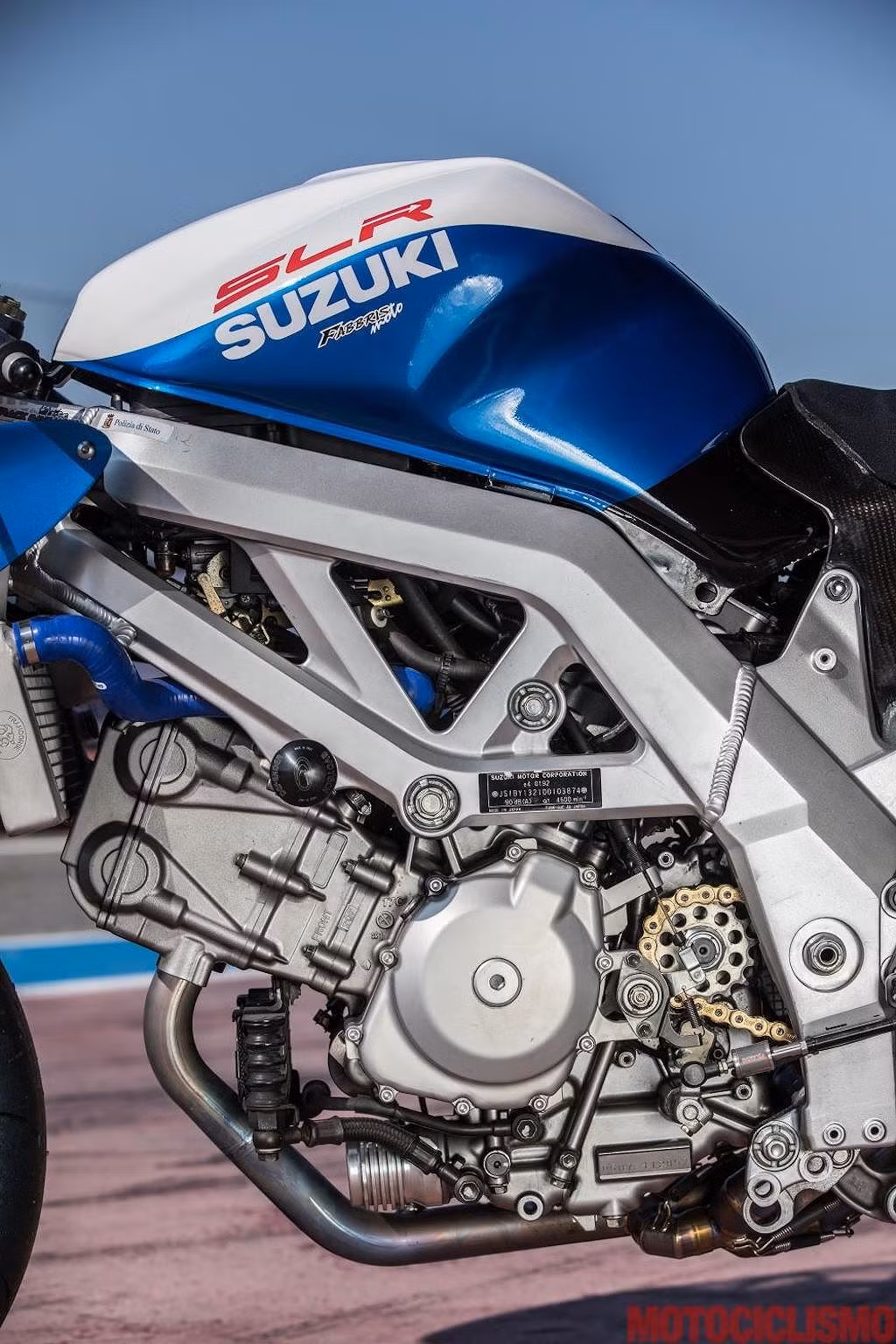 Trước đó, động cơ V-Twin của xác chiếc SV650S hoàn toàn không hoạt động. Ngoài việc khôi phục lại động cơ, Fabbris Moto còn độ lại nó bằng cách doa thêm 3mm ở trên mỗi nắp quy-lát, đồng thời thay đổi tỷ số nén bằng cách tối ưu cổ hút/xả và trang bị côn độ của TSS. Kết quả đạt được, động cơ này đã có dung tích tăng lên thành 693,5cc và công suất đo tại bánh xe là 82 mã lực.