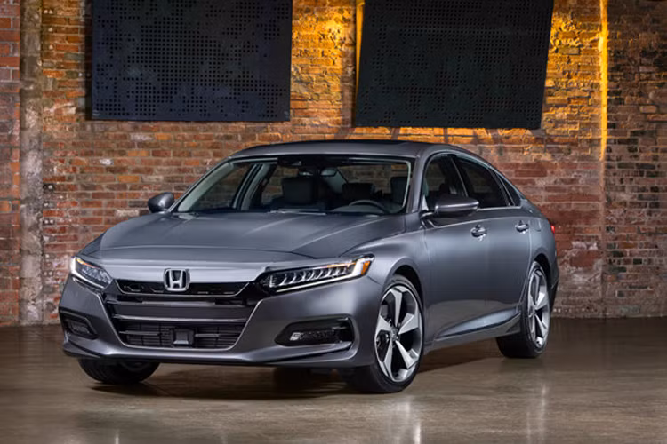 Ở phân khúc cỡ D, Accord cạnh tranh với các mẫu Toyota Camry, Mazda6 hay Nissan Teana. Mẫu xe Honda Accord tại Việt Nam được nhập khẩu nguyên chiếc từ Thái Lan. Phiên bản hiện tại sử dụng động cơ 2.4 i-VTEC, công suất 175 mã lực tại 6.200 vòng/phút và mô-men xoắn cực đại 225 Nm tại 4.000 vòng/phút.