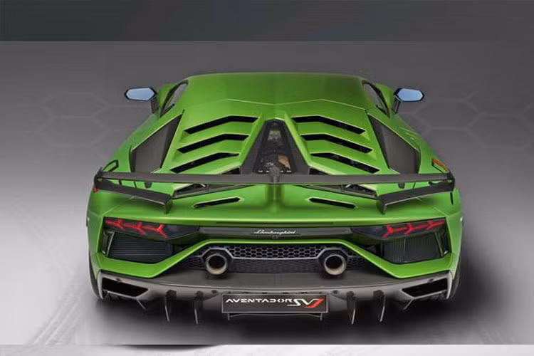 Lamborghini Aventador SVJ trang bị hệ dẫn động bốn bánh, sử dụng hộp số ISR 7 cấp được tinh chỉnh và tính năng lái cả hai bánh sau (LRS).