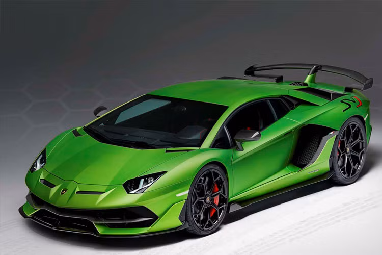 Đáng chú ý hơn khi siêu bò Aventador SVJ lại chỉ được sản xuất giới hạn 900 chiếc.