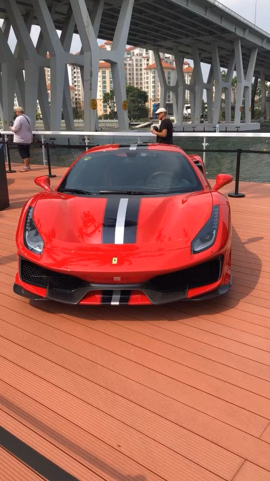 Tại sự kiện này, hãng siêu xe Ferrari đã tranh thủ giới thiệu chiếc Ferrari 488 Pista. Siêu phẩm này được trưng bày bên trong đường đua Marina Bay Street Circuit.