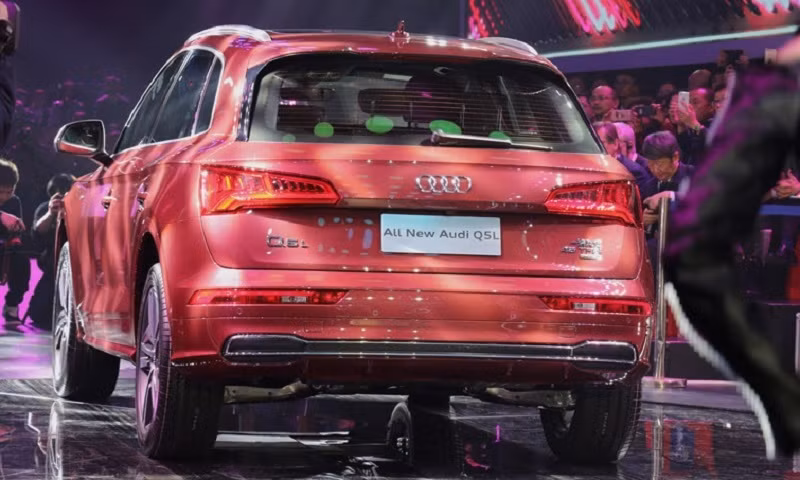 Đuôi xe xuất hiện logo "Q5L" nằm ở bên trái như dấu hiệu nhận biết cho phiên bản kéo dài của Audi Q5.