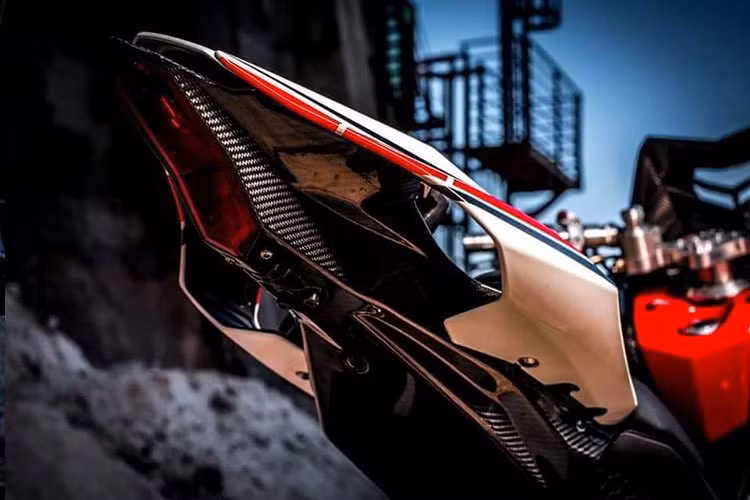 Cận cảnh đuôi xe được bê y nguyên thiết kế của siêu môtô Yamaha R1.