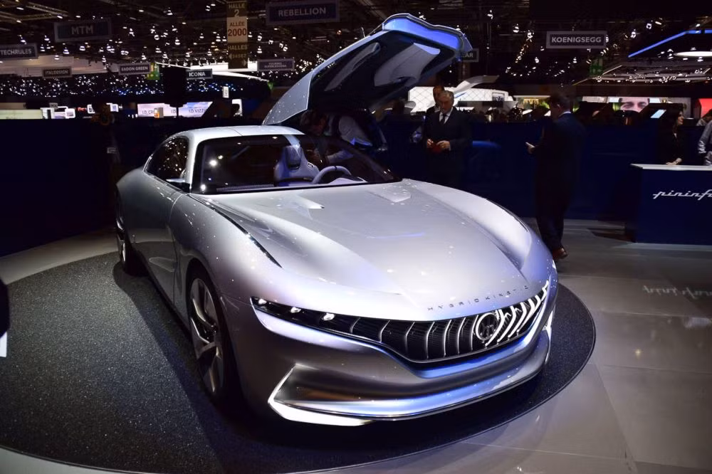 Thiết kế của HK GT Concept gây ấn tượng tại triển lãm với phong cách vừa thể thao nhưng vẫn tôn lên sự thanh lịch. Pininfarina HK GT Concept gợi liên tưởng đến các mẫu Mercedes-AMG GT tuy nhiên lại có đến 4 chỗ ngồi.