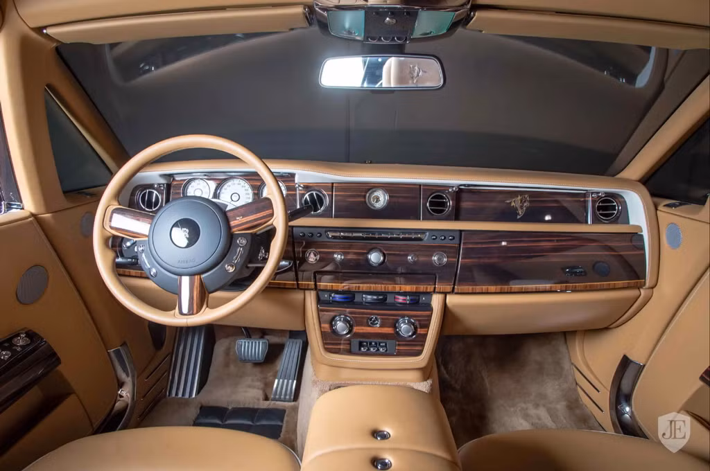 Bên trong Rolls-Royce Phantom Coupe Tiger trang bị ghế bọc da màu nâu vàng và vỏ sò.