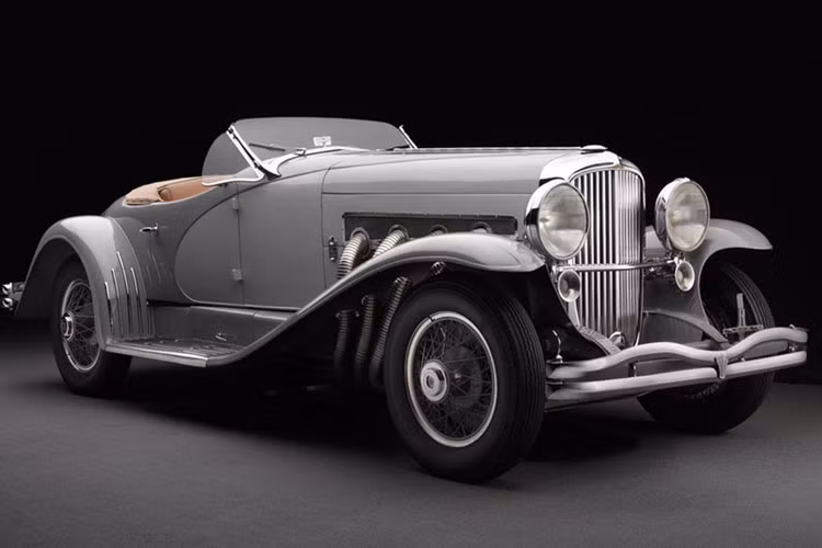 Đến nay, chiếc xe cổ Duesenberg SSJ này được xem là "hàng hiếm có khó tìm" nhất và thuộc dạng cực hiếm vì nó chỉ có 2 chiếc được sản xuất. Có lẽ đó là nguyên nhân chính khiến một chiếc xe cổ đến 83 tuổi như thế này là có giá khủng lên đến 22 triệu USD (khoảng hơn 512 tỷ đồng).