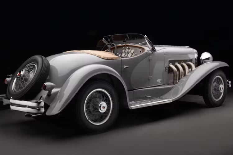 Siêu xe cổ Duesenberg SSJ thuộc sở hữu của diễn viên Duesenberg SSJ đã trở thành mẫu xe Mỹ đắt giá nhất từ trước tới nay. Xe được trang bị động cơ siêu nạp 8 xi lanh thẳng hàng, dung tích 6.9L, mạnh tương đương siêu xe ngày nay dù chỉ đạt công suất 400 mã lực.