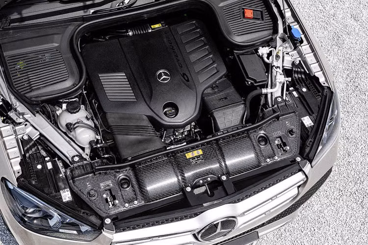 Biến thể GLE 300d được trang bị động cơ diesel 4 xy-lanh, dung tích 2.0L sản sinh công suất 241 mã lực và mô-men xoắn 500 Nm. Động cơ này giúp xe tăng tốc 0-100 km/h trong 7,2 giây trước khi đạt tốc độ tối đa 225 km/h. Mức tiêu hao nhiên liệu vào khoảng 6,1 l/100 km.
