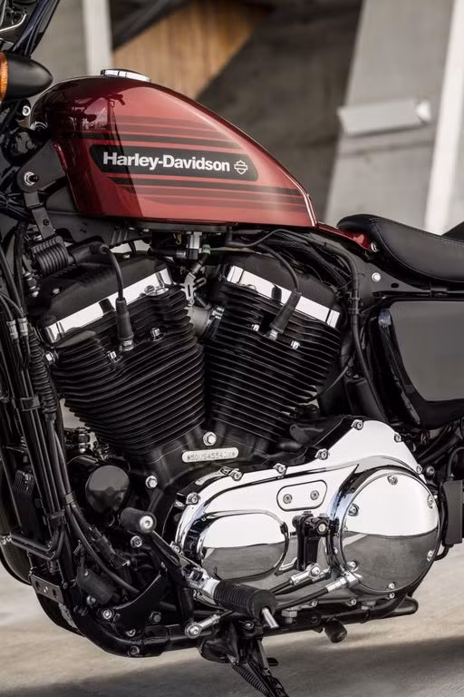 Forty-Eight Special sở hữu khối động cơ có thêm 319cc, giúp mô-men xoắn cực đại tăng thêm 36%, từ 72,9Nm trong Iron 883 tăng lên 98,9Nm trên Iron 1200.
