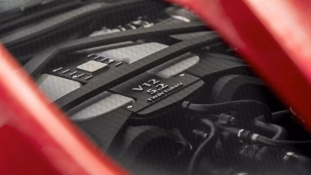Aston Martin DBS Superleggera 2018 sử dụng động cơ xăng V12, tăng áp kép, dung tích 5,2 lít, tạo ra công suất tối đa lên đến 715 mã lực và mô-men xoắn cực đại 900 Nm. Sức mạnh động cơ được truyền tới cầu sau thông qua hộp số tự động 8 cấp do ZF mới phát triển. Xe có thể tăng tốc từ 0-100 km/h trong thời gian chỉ 3,4 giây, 0-160 km/h trong 6,4 giây và đạt vận tốc tối đa 340 km/h.
