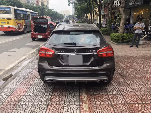 Về mặt ngoại hình, xe không có quá nhiều sự khác biệt với phiên bản GLA-Class thường. Chiếc xe đã được chủ nhân trang bị thêm gói thể thao có giá 300 triệu đồng. Gói độ này gồm hệ thống ống xả thể thao có thể tùy chỉnh, cần số có thiết kế giống mẫu SLS AMG...