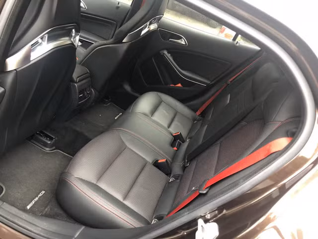 Xe được trang bị hộp số tự động 7 cấp ly hợp kép AMG SPEEDSHIFT DCT kết hợp cùng hệ dẫn động 4 bánh toàn thời gian 4MATIC. Xe có thể tăng tốc từ 0–100km/h trong 4,4 giây.