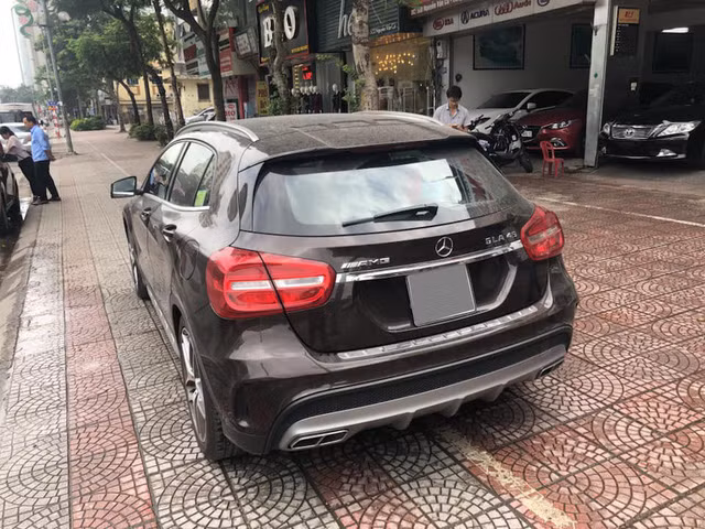 Cùng nhiều chi tiết được làm bằng sợi carbon.