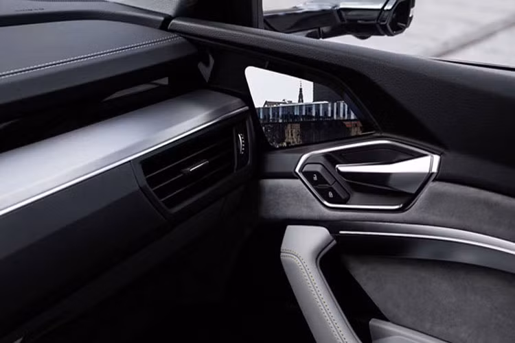 Sở dĩ được xem là mẫu xe điện tốt nhất của Audi bởi xe được trang bị nhiều công nghệ hiện đại. Nổi bật nhất là gương ảo bằng cách sử dụng camerea làm gương, chiều rộng của Audi e-tron giảm bớt được 15 cm. Camera có độ phân giải 1.280 x 1.080 pixel cho hình ảnh rõ nét trong mọi điều kiện thời tiết.