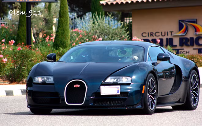 Bugatti đóng góp khá nhiều trong danh sách những siêu xe mạnh nhất hiện nay. Có thể kể đến chiếc Bugatti Veyron đạt công suất 987 mã lực, từng ghi kỷ lục thế giới năm 2005 với tốc độ tối đa 408,5 km/giờ.