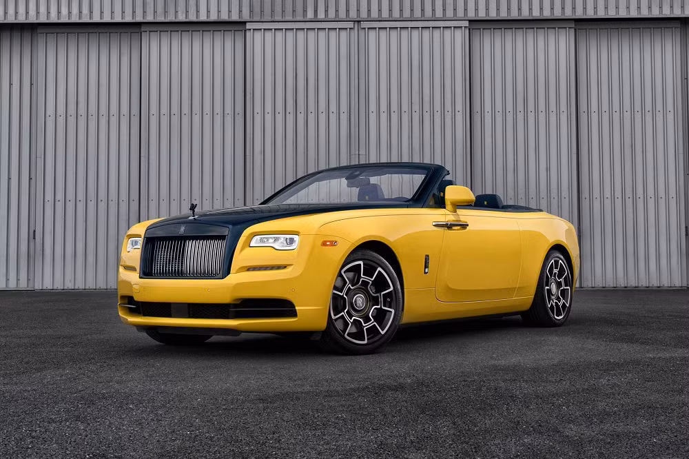 Xe sang có ngoại thất vàng xanh lạ mắt. Đây là màu vị phó chủ tịch Google yêu cầu bộ phận Rolls-Royce Bespoke Collective tại nhà máy ở Goodwood, Anh sơn theo sở thích của mình.