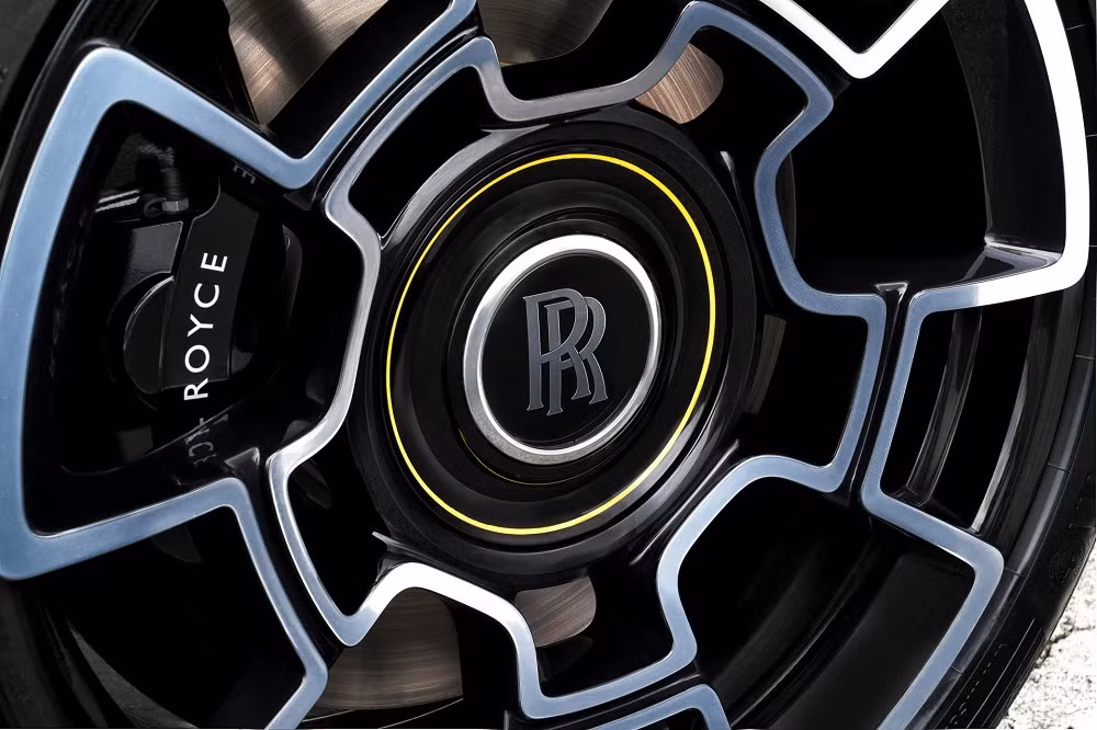 Rolls-Royce Dawn Black Badge còn được trang bị bộ vành 21 inch bằng sợi carbon và nhôm hàng hiệu.