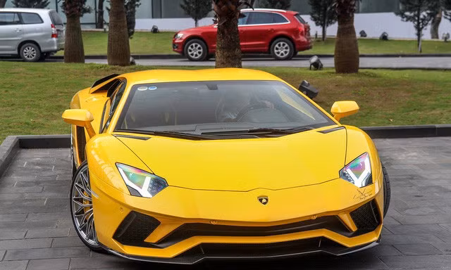 Một trong số đó gây chú ý mạnh nhất tại hành trình siêu xe Car &amp; Passion 2018 lần này là siêu xe đắt tiền nhất nhì tại Việt Nam hiện nay, đó là chiếc Lamborghini Aventador S trị giá hơn 40 tỷ đồng thuộc sở hữu của một dân chơi Sài Gòn.