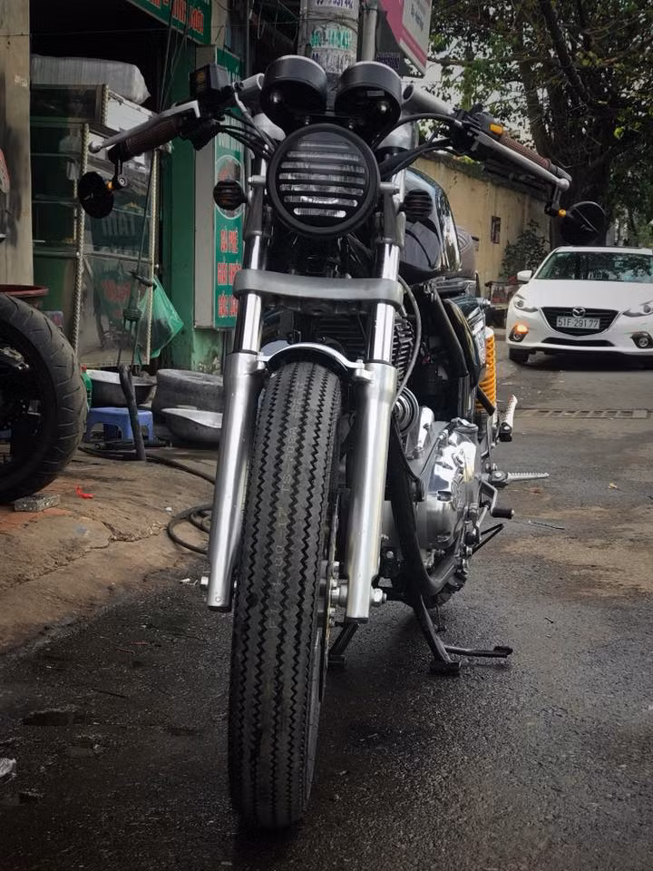Theo chia sẻ của các thợ độ ở garage moto Tự Thanh Đa, thực ra diện mạo, chiếc Royal Enfield Continental GT Cafe Racer 2017 đã có kiểu dáng của dòng Cafe Racer nên hãng “độ nhẹ” lại cho thêm phần ấn tượng, mạnh mẽ hơn.