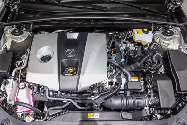 Chiếc Lexus ES 2019 được trưng bày tại triển lãm Gaikindo Indonesia 2018 thuộc phiên bản ES 300h. Xe sử dụng hệ thống động cơ hybrid, bao gồm máy xăng Atkinson Cycle 4 xi-lanh, dung tích 2,5 lít và mô-tơ điện nhẹ hơn, gọn hơn cũng như có mật độ năng lượng cao hơn. 