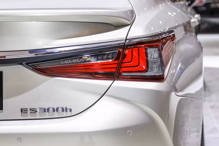 Đằng sau xe xuất hiện hình chữ "X" tương tự đầu xe do cản sau và nắp cốp kết hợp với nhau tạo thành. Đèn hậu được nối với nhau bằng một thanh crôm, vừa làm đẹp cho xe vừa có tác dụng giấu camera lùi. Đó là chưa kể tới cánh gió nhỏ trên nắp cốp, nằm ngay dưới logo Lexus.
