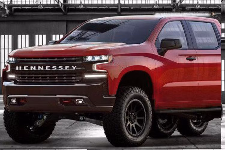 Tiếp đến là đèn LED chiếu sáng tăng cường, bodykit mới và giằng trang trí trên thùng sau.