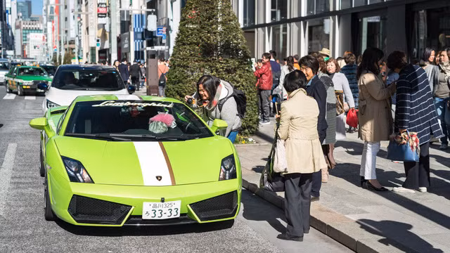 Torako có sức hút cực kỳ mạnh đối với mọi người xung quanh. Thay vì trầm trồ vì siêu xe Ý đắt tiền tuyệt đẹp, hầu hết mọi ánh mắt đều đổ dồn về chú mèo ngồi chiễm chệ ở cabin xe.