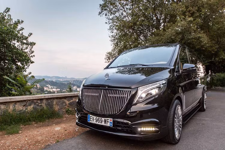 Được biết bản Mercedes-Benz V-Class độ phong cách siêu sang sedan Mercedes-Maybach này được thực hiện theo đơn đặt hàng của khách hàng.