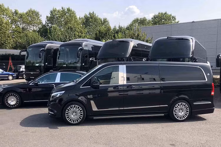 Bản độ được trang bị bộ mâm 19 icnh và logo lấy từ Mercedes-Maybach, lắp đường viền khung cửa mạ chrome và nẹp chrome trang trí trụ B theo phong cách thường thấy trên xe Mercedes-Maybach,...