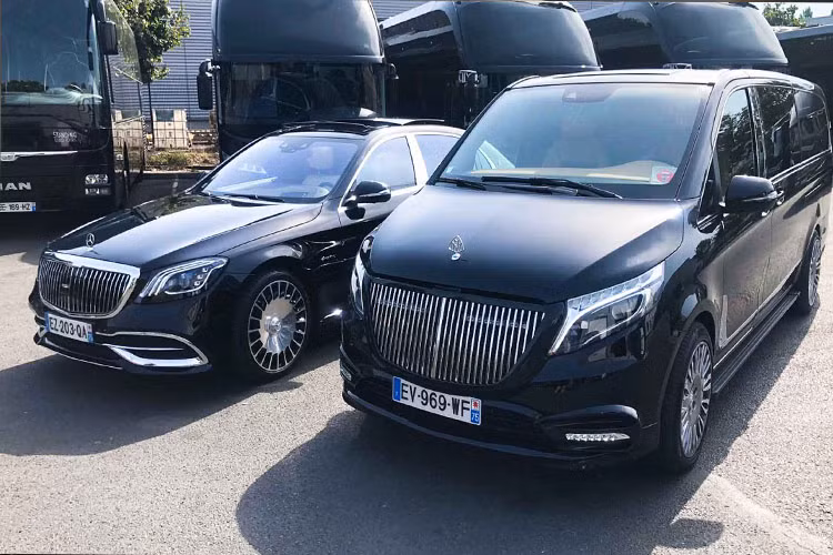 Chiếc Mercedes-Benz V-Class vốn đã sang trọng này càng trở nên hút hồn hơn khi được độ lại bodykit theo phong cách xe siêu sang Mercedes-Maybach. Nhiều thay đổi rõ nét ở cản trước sau và ốp sườn, trang bị cụm lưới tản nhiệt cỡ lớn...