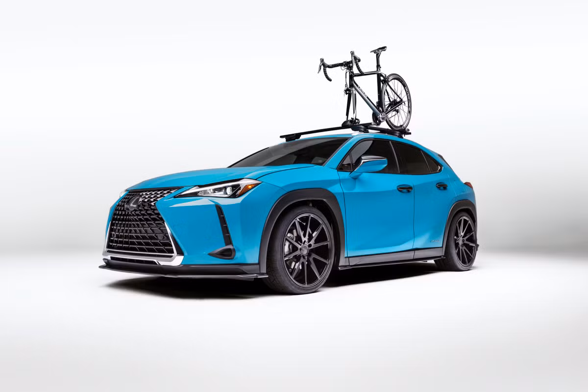 UX 250h được trang bị bộ bodykit thể thao NIA Audi Design ABS cùng mâm Vossen VFS1 bản lớn, lốp Nitto Invo và hệ thống treo APEXi N1 EXV.