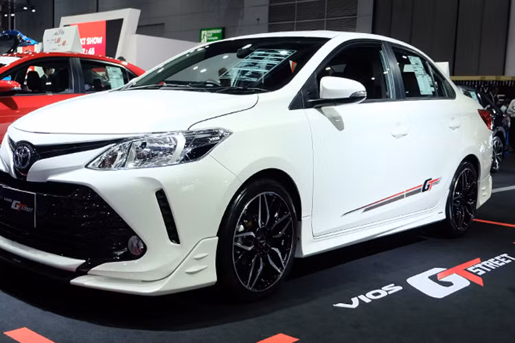 Mẫu xe sedan Toyota Vios vừa được hãng xe Nhật Bản phát triển thêm phiên bản mới mang tên Vios GT Street vừa được giới thiệu tại một sự kiện ở Thái Lan. Nhưng theo tiết lộ, mẫu xe này chỉ được sản xuất giới hạn 100 chiếc tại thị trường Đông Nam Á.