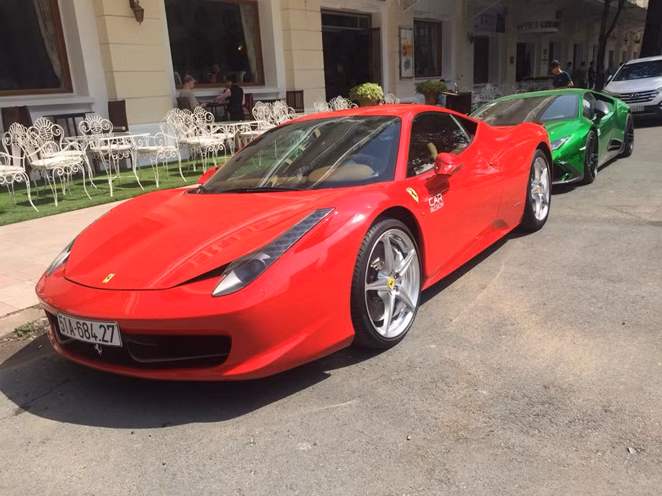 Hai chiếc xe vốn đã nổi bật với hai tone màu nóng rực rỡ nay còn hút ánh nhìn hơn khi "phơi mình" dưới tiết trời nắng ở Sài Gòn.