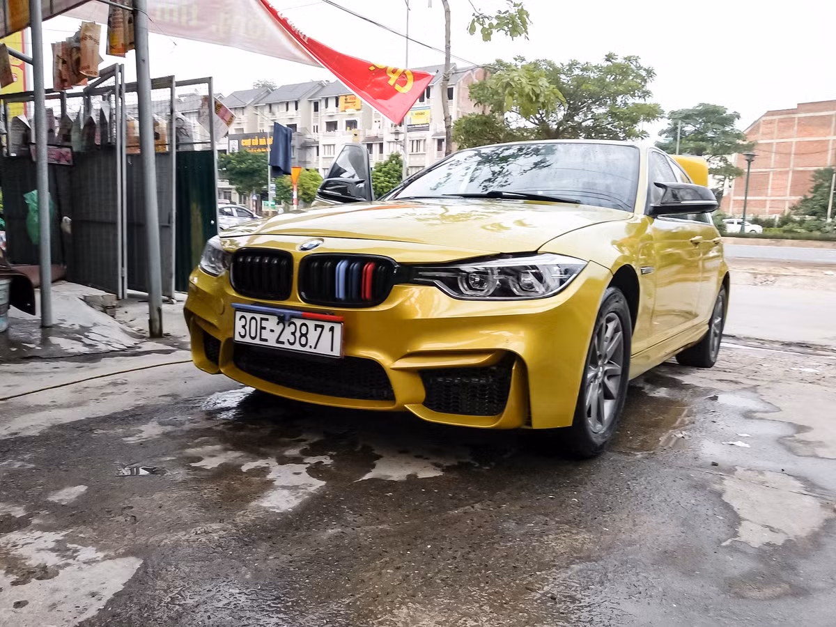 Chiếc xe BMW 318i đời 2004 vừa được độ bodykit mới theo phong cách M3 với chi phí lên đến 300 triệu nhưng chủ nhân chiếc xe lại rao bán lại giá chỉ 370 triệu khiến dân mê xe BMW phải bất ngờ.