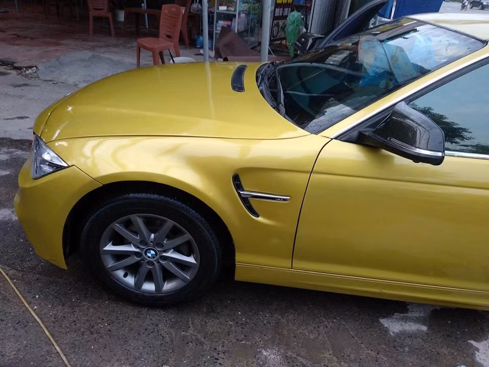 Chiếc BMW nguyên bản là mẫu 318i model 2004 được lốt xác hoàn với với gọi độ mới. Cụm đèn chiếu sáng phía trước...
