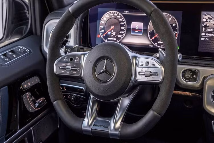 Xe vẫn được hãng xe sang Mercedes-Benz sử dụng vô lăng AMG Performance đặc trưng và nhãn hiệu AMG xuất hiện khắp nơi.