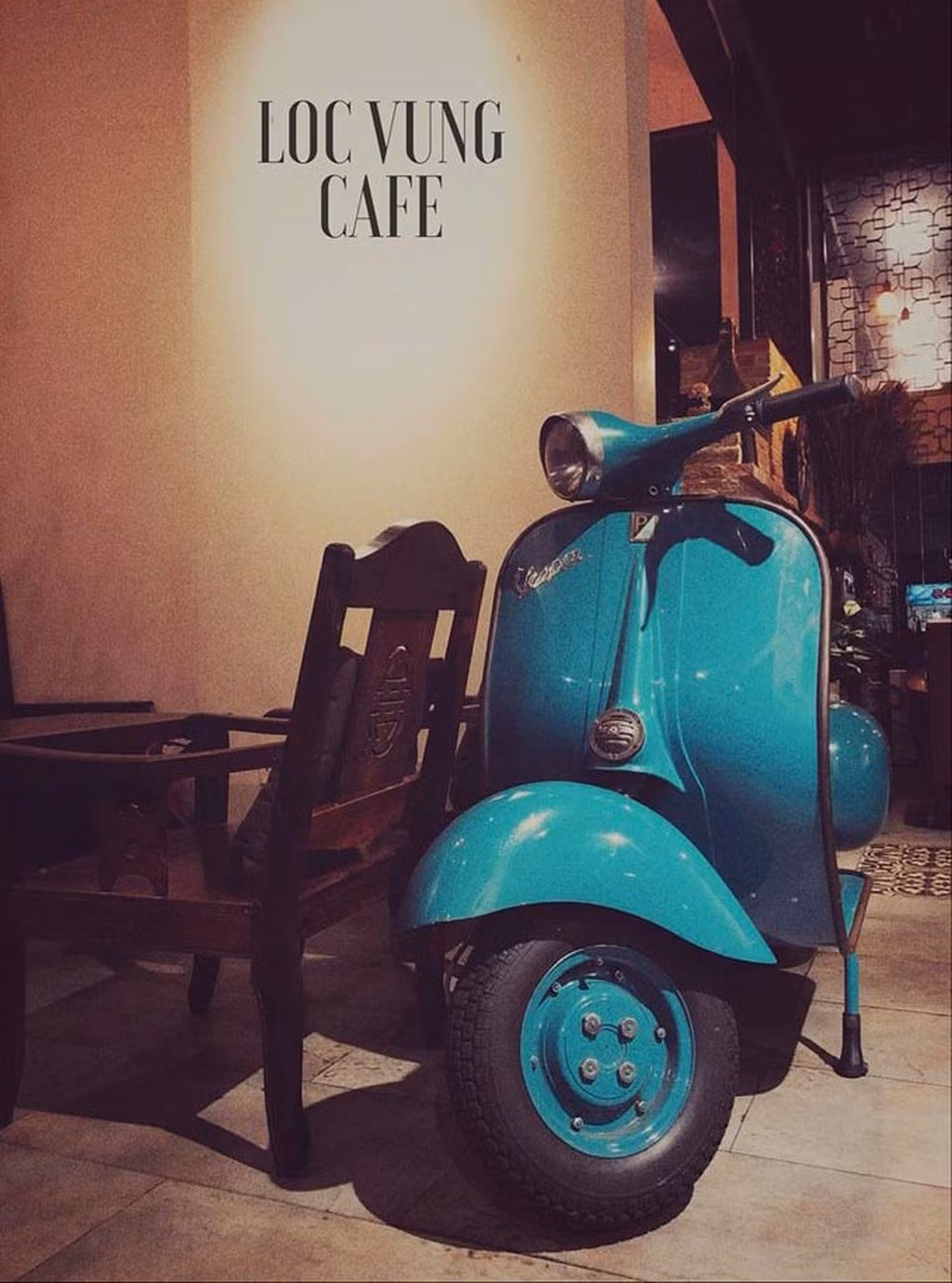 Trong ảnh là Vespa Acma đời 1956. Acma là dòng Vespa đầu tiên theo người Pháp đến Việt Nam vào những năm 1950.